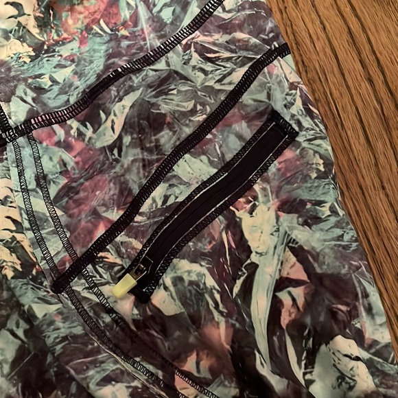 Lululemon crop pant - size 8 - Picture 2 of 5